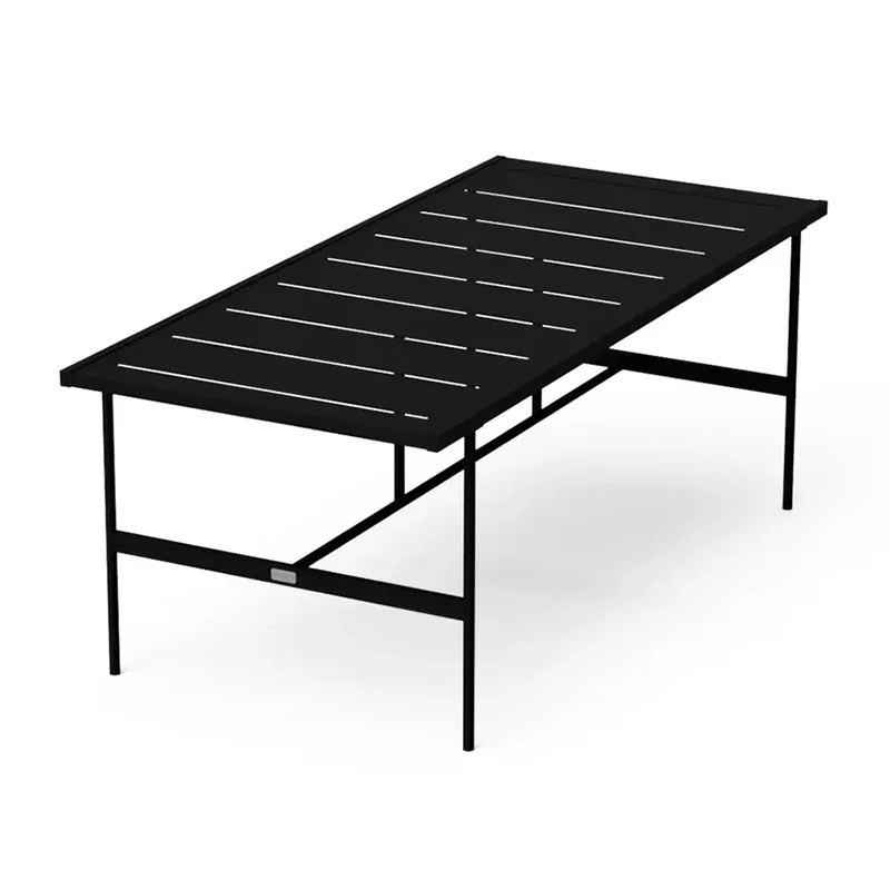 Прямоугольный обеденный стол на открытом воздухе